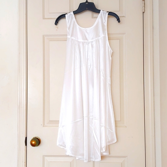 NWT. Woman's Flower embroidered nightgown. - Picture 3 of 5